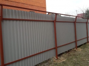 Забор из профнастила с забивными столбами 30 метров